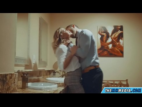 ❤️ Rehefa mamitaka anao ao amin'ny trano fidiovana ho an'ny besinimaro ny blonde be busty ️ Vaovao aminay